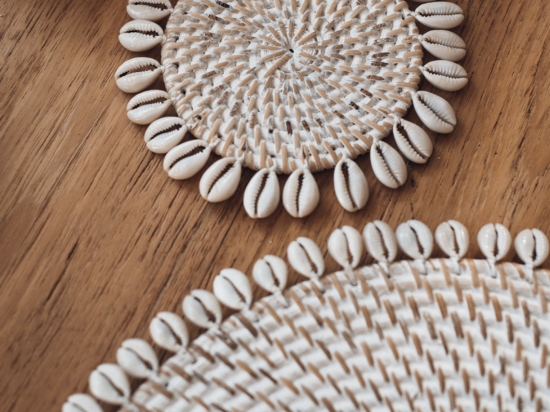 Dessous de verre en rotin et coquillages
