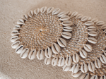 Dessous de verre en rotin et coquillages